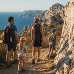 52 balades en famille autour de Marseille : famille sur sentier dans les Calanques