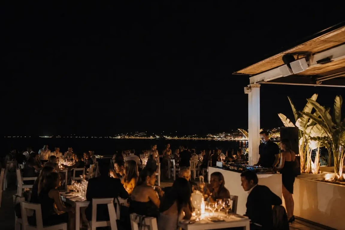 Le Petit Bain - restaurant festif Hyères en soirée avec ambiance musicale et festive