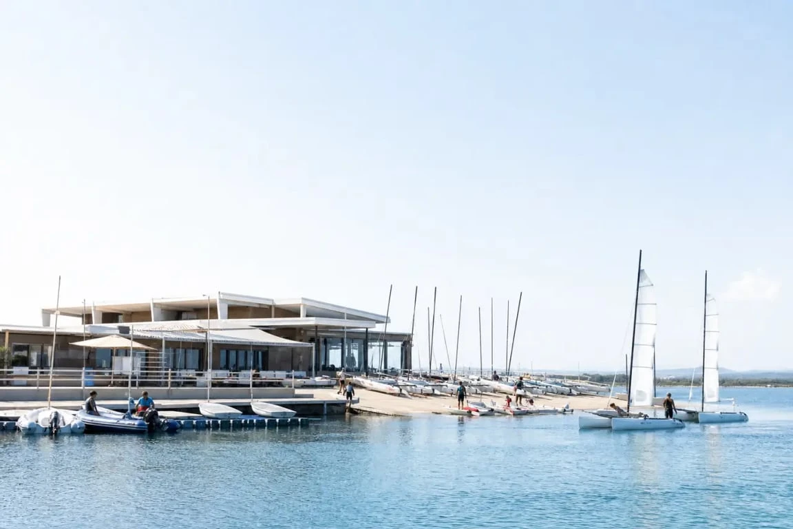 Centre nautique du Cercle de Voile du Cap Leucate à Port Leucate, vue d’ensemble de la base nautique