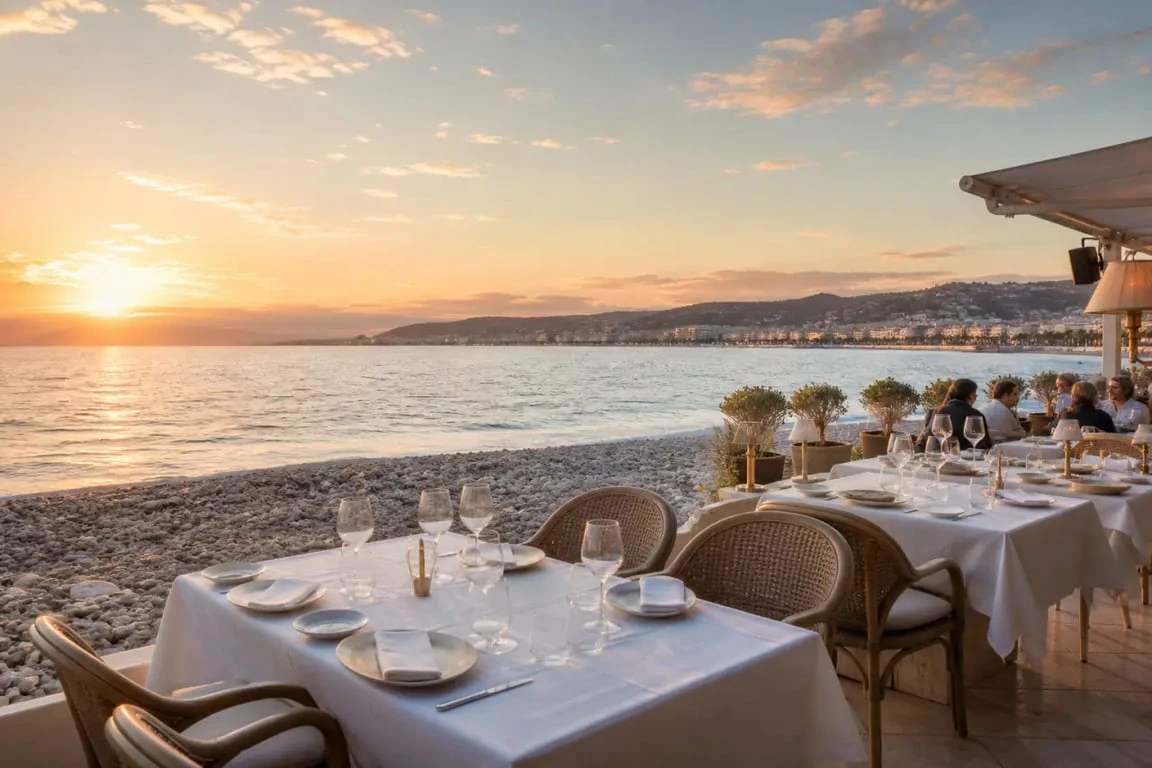 restaurants bord de mer nice au bord de la baie des Anges à Nice, terrasse en bord de mer au coucher du soleil