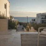 location camp naturiste cap d agde : terrasse et chemin vers le Village Naturiste