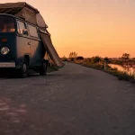 Road trip Camargue : van près des salins avec flamants roses au golden hour
