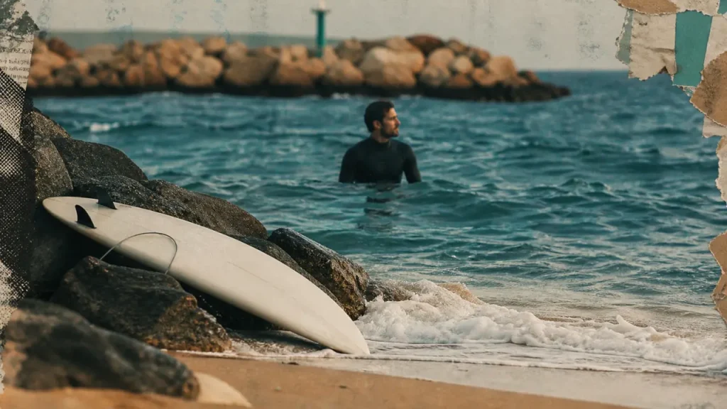 Surfer en mediterranee : surfeur sur une vague près du littoral