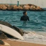 Surfer en mediterranee : surfeur sur une vague près du littoral