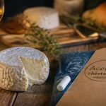 Vin avec fromage de chèvre : photo d’accord, verre de vin blanc et crottin de chèvre