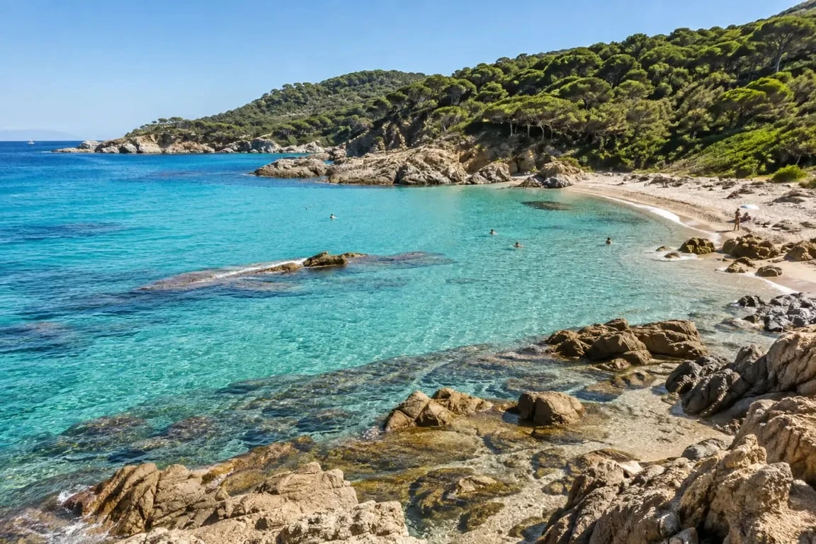 Plage de l’Escalet à Ramatuelle avec eau turquoise, rochers et pinède méditerranéenne