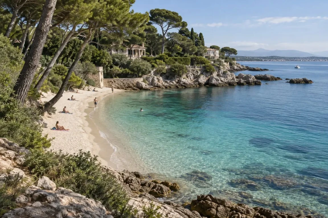 Vue d’ensemble de la plage des Ondes au cap d’Antibes entre pins et villas