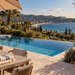 Location vacances bord de mer Méditerranée avec piscine : plage et bassin privés visibles