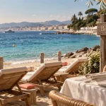 Plage bijou à Cannes, transats sur sable face à la baie de Palm Beach