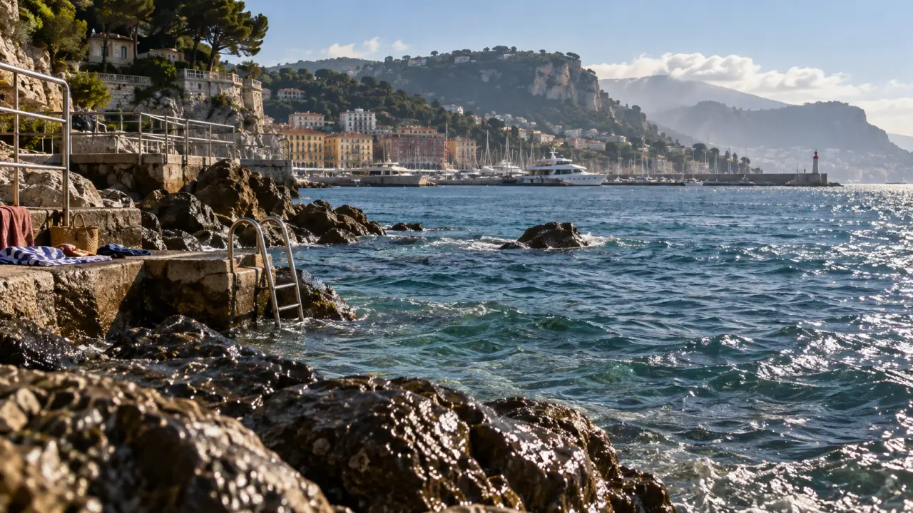 Plage de la réserve à Nice, crique rocheuse, vue sur le Cap