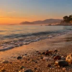 Plage des ondes au Cap d’Antibes, coucher de soleil sur la mer