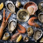 vin blanc fruit de mer : huîtres crevettes Saint-Jacques sur ardoise